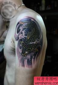 αρσενικό βραχίονα όμορφη μαύρη τέφρα μοτίβο τατουάζ κυπρίνος