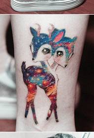 女生腿部可爱流行的星空鹿纹身图案