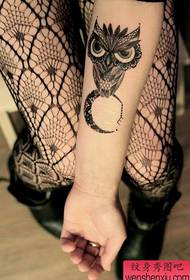 les filles bras populaire pop un motif de tatouage hibou