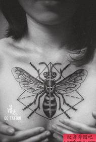 mergaičių krūtinės populiarus klasikinis bičių tatuiruotės modelis