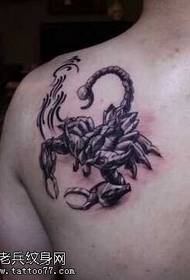 Modello tatuaggio petto scorpione nero