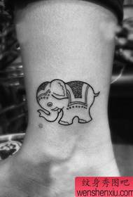 dekliška noga srčkan vzorec tetovaže slona totem