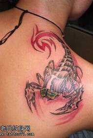 stražnji crveni uzorak škorpiona tetovaža