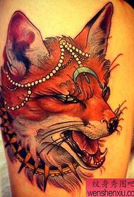 un popolare modello di tatuaggio di volpe nella gamba