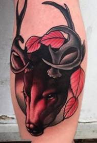 Темно-червона група татуювання тварин на стегнах працює