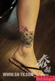 kaki gadis sangat lucu pola tato kelinci kecil