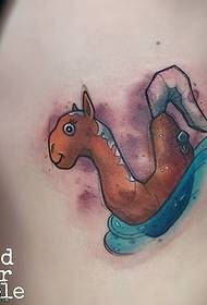 krāsaina mazu dzīvnieku tetovējuma modeļa vēders