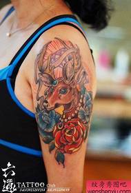braccio popolare classico modello di tatuaggio cervo di un colore