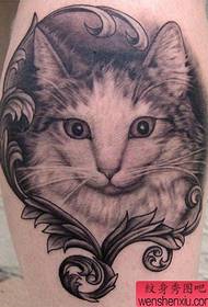 un simpatico tatuaggio a forma di gatto