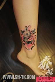 გოგონების ფეხები cute bunny და ვარდების tattoo ნიმუში