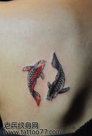 patrón de tatuaje de calamar pequeño de espalda pequeña belleza