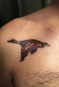 tatuaje de pato negro gris negro