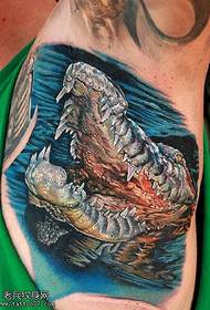 подмишница боядисан модел татуировка крокодил
