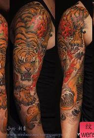 Mužské rameno pekné a populárne tetovanie z tiger a chobotnice z kopca