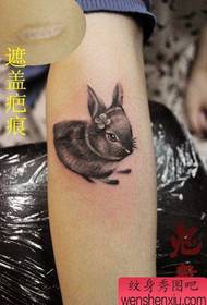 lámh cailín patrún gleoite tattoo beag Bunny