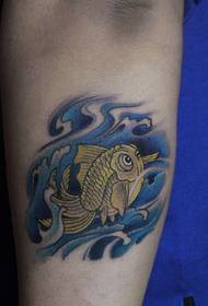 Arm søt liten gullfisk tatoveringsmønster