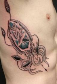 ragazzi sul lato della vita hanno dipinto fiori dipinti di piante di spine e piccole immagini di tatuaggi di calamari di animali