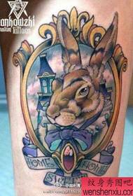 Нозе популарна кул шема на тетоважи со зајаци
