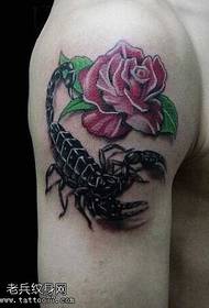 patrón de tatuaxe de rosa de escorpión de brazo