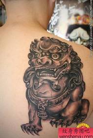 un mudellu di tatuaggi di leone in u spinu
