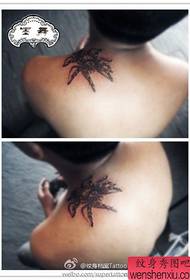 Gražus juodai baltas voras tatuiruotės modelis ant peties