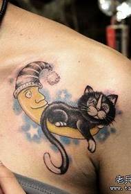 söt katt och måne tatuering mönster på flickans axel