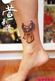 dekliške majhne noge in klasičen vzorec tetovaže jelena