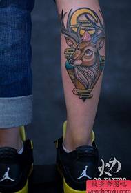 gamba popolare modello di tatuaggio classico cervo