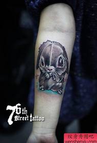 Djevojčice na rukama popularan slatki uzorak tetovaža zeca