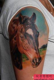 大臂上一幅马头纹身图案
