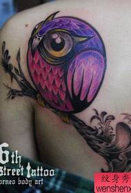 simpatico tatuaggio con gufo con ragazze sulle spalle
