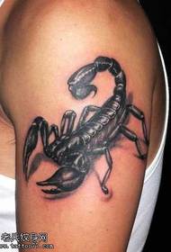 wzór tatuażu ramienia skorpiona