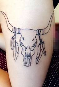 Skolnieces augšstilbi uz melnas vienkāršas līnijas dzīvnieku galvaskausa tetovējuma attēla