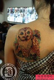 ang mga balikat ng batang babae ay mukhang mahusay na klasikong pattern ng tattoo ng Owl