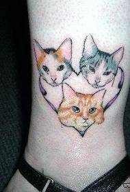 Kaki gadis adalah pola tato kucing kecil dan lucu