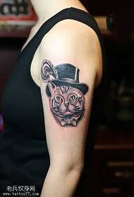 Детективная кошка с татуировкой