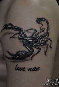 Braç masculí patró de tatuatge d'escorpí d'estil europeu i americà