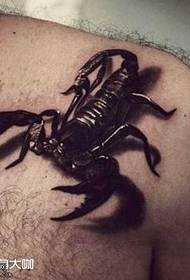 padrão de tatuagem ombro realista pinças