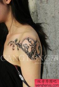 modello popolare del tatuaggio dell'alce sulle spalle delle ragazze