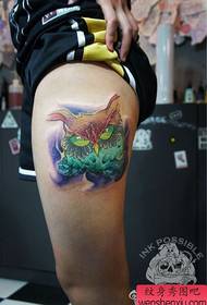 modello di tatuaggio classico gufo bello gambe di ragazze