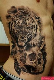 домаћи чучањ на бочном струку Узорак тетоваже главе од тигра