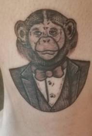 Jungen Kalb auf schwarzem Stich geometrischen Linien kleinen Tier Affen Tattoo Bild