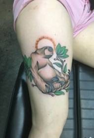 Le ragazze sulle cosce dipingevano linee semplici di tatuaggi di piante e animali con orangutan