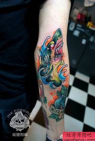 padrão de tatuagem de tubarão legal popular de braço