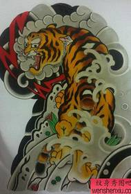 klassesch beherrscht traditionell hallef Tiger Tiger Tattoo Muster