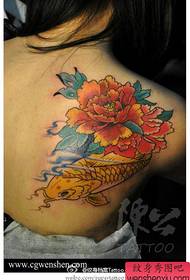 spalla posteriore della ragazza bellissimo modello di tatuaggio peonia pecan