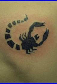Teste padrão tribal preto do tatuagem da parte traseira do escorpião