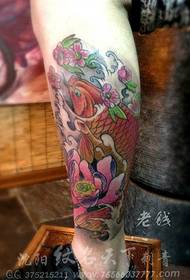kaki laki-laki Cantik dan populer pola tato warna cumi tradisional