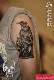 un patró popular de tatuatge de corb amb un braç popular