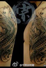 Mashkull krah model i bukur tatuazhesh kallamishte gri e zezë